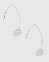 Load image into Gallery viewer, Zenzii Pearl Pull Through Earrings
