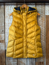 Load image into Gallery viewer, Barbour Puffer Vest • US Size 10
