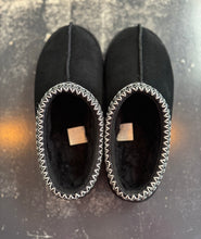 Load image into Gallery viewer, UGG Tasman Slipper • Black • Size 9
