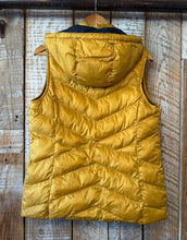 Load image into Gallery viewer, Barbour Puffer Vest • US Size 10
