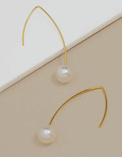 Load image into Gallery viewer, Zenzii Pearl Pull Through Earrings
