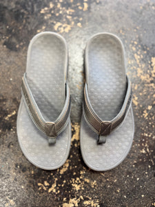 Vionic Flip Flop Sandals, Size 6 • Multiple Color Variants